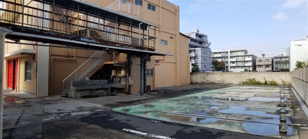 工場の屋上と外階段