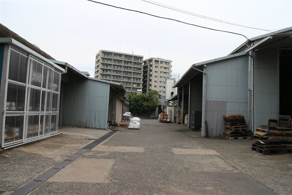工場敷地内の通路