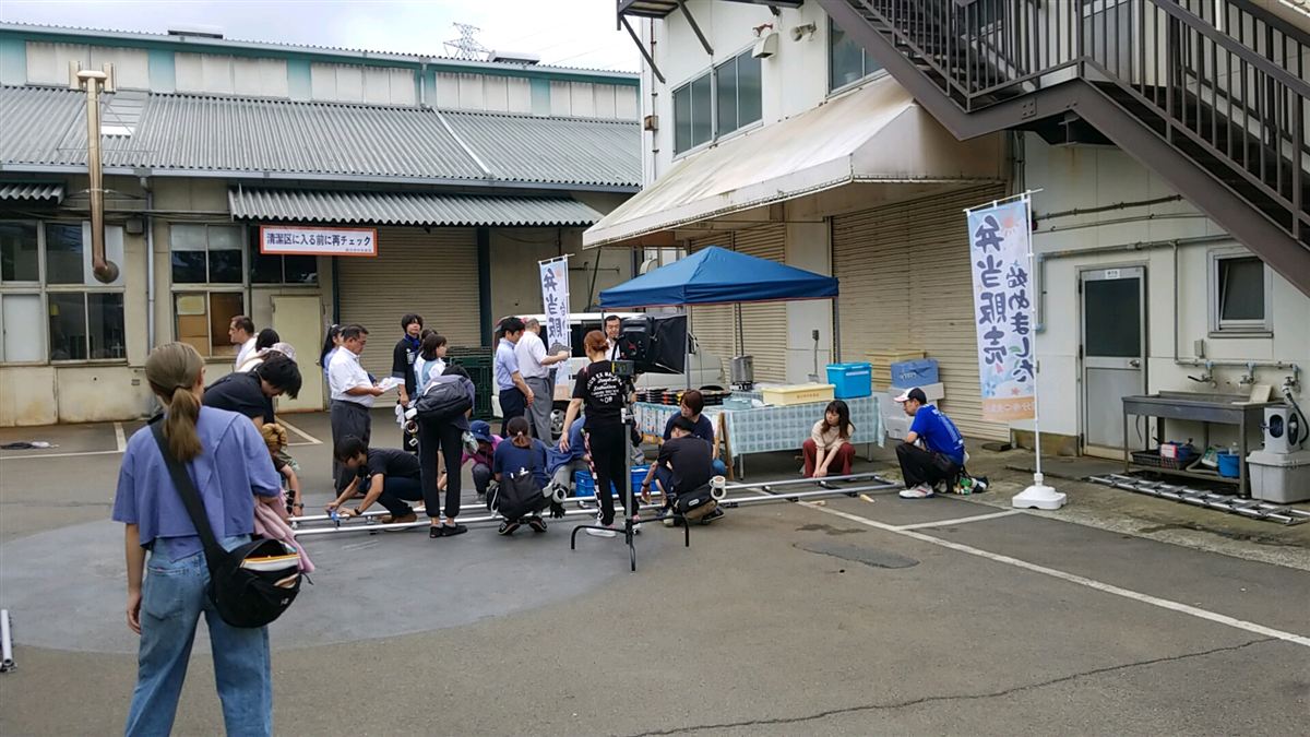 工場の敷地での撮影の様子
